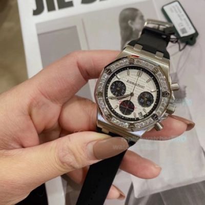 Replica Audemars Piguet Royal Oak Chronograph Watch White Dial Black Rubber Diamond Bezel For Lady